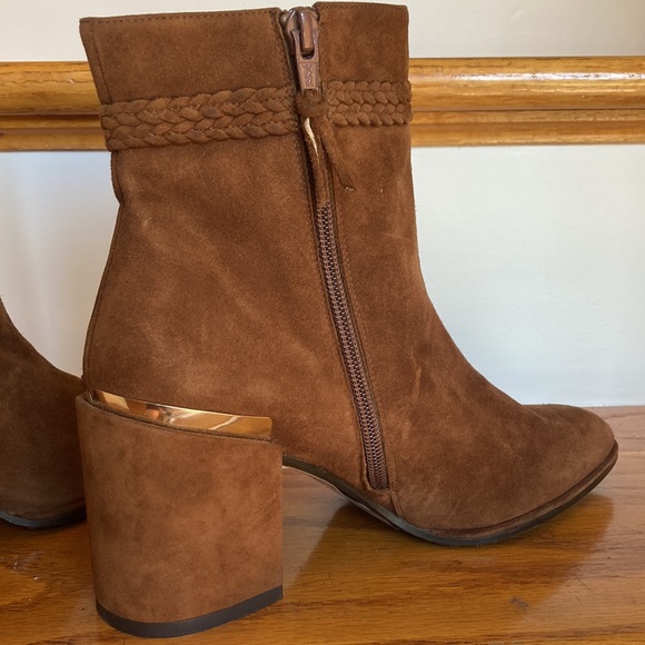New, Never Worn, Stuart Weitzman Brown Suede Boots. - Picture 7 of 11